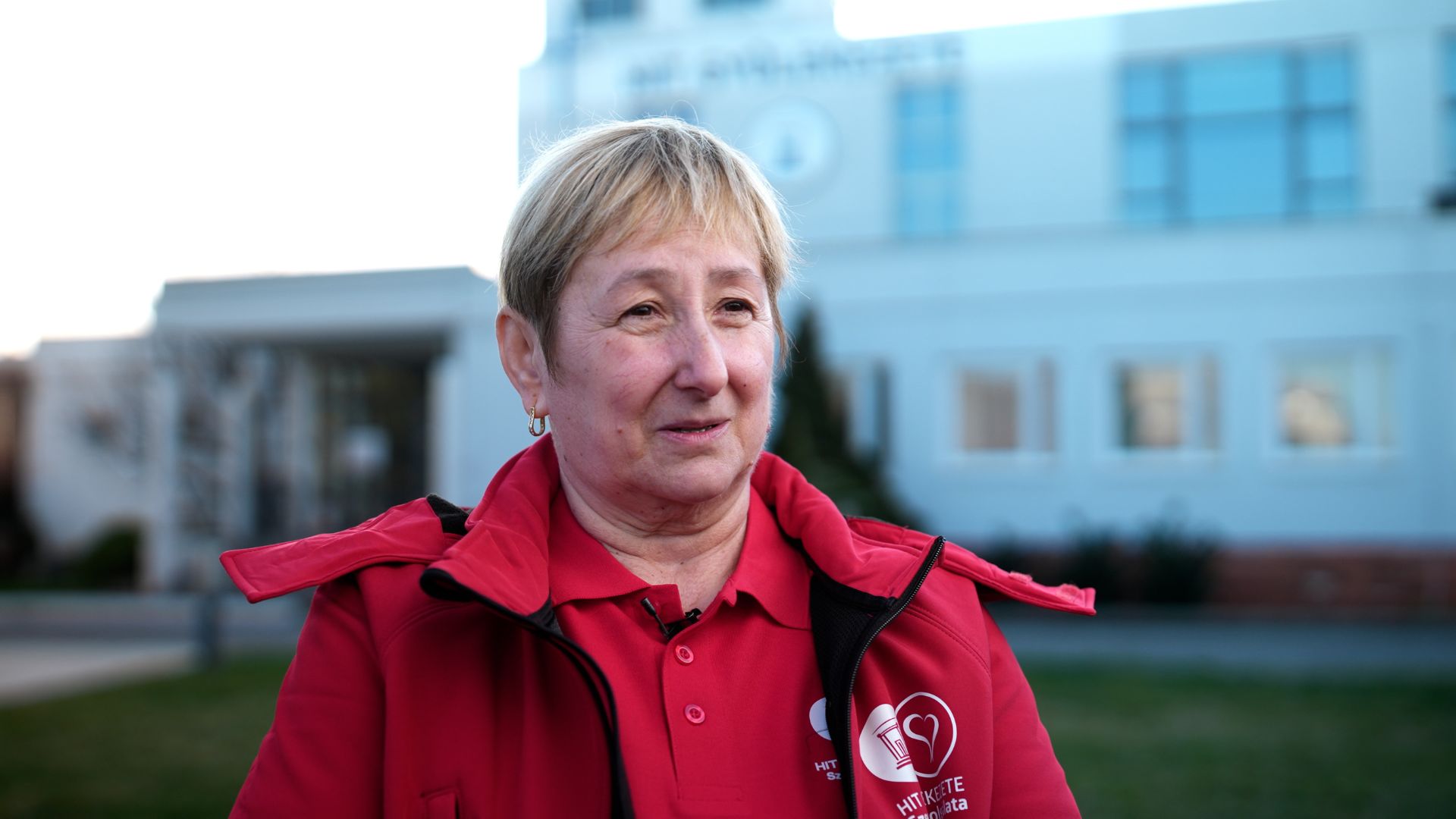 “Az élet mindent hozhat. Például ma lement a gyakorlat, és az irányítónktól megkaptuk a riasztást, hogy egy tűzeset van a belvárosban kollégáim már egyenruhában, védőfelszereléssel indulnak ki a kárhelyszínre, és segítenek a családnak. Hát ilyen a mi életünk”  - Agyaki Mónika, a pécsi HISZ regionális vezetője