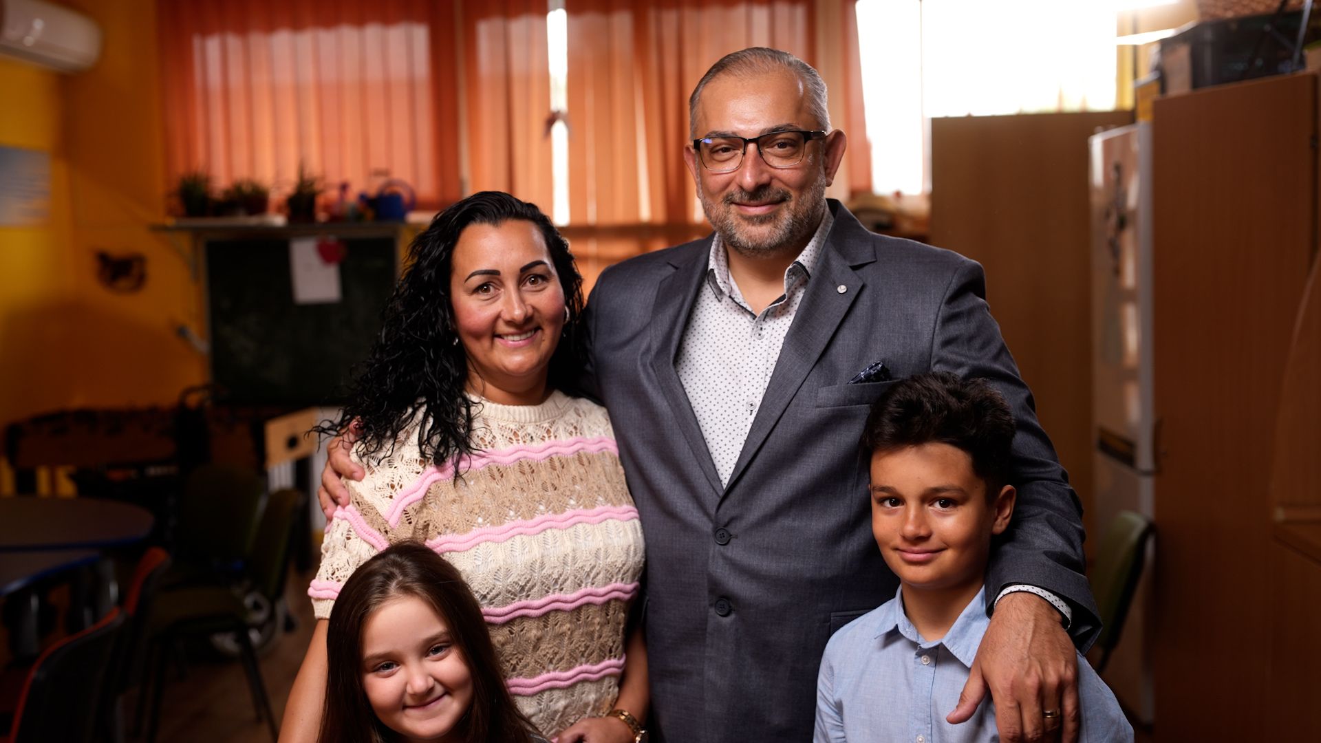 “Dupla dinamit a TIKVA szolgálat, hiszen nemcsak a fiatalok éves csúcsprogramja egy ilyen tábor, hanem ugyanilyen nagy áldás a szülőknek is, hiszen rengeteg olyan gyerek van, akiknek 24 órás felügyeletra van szüksége. Sokszor volt úgy, hogy már a tábor első napján kaptunk köszönő leveleket fényképpel, hogy ez az év első napja, amikor a férj és a feleség ketten együtt el tudtak menni sétálni”  - Nileborg Krisztián, a KERT Alapítvány TIKVA szolgálatának munkatársa
