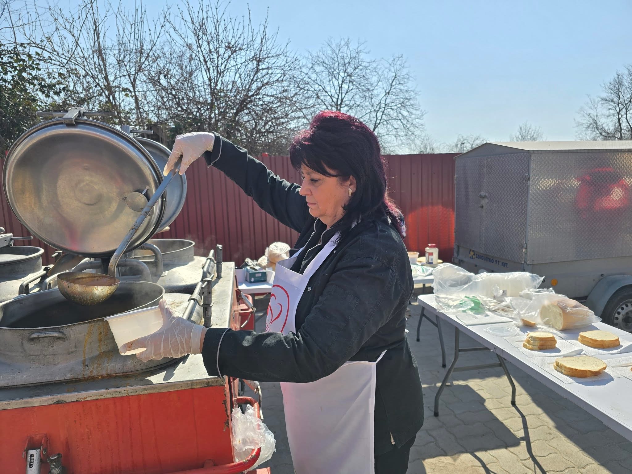 HISZ Sárbogárdon - élelmiszer- és ruhaosztás