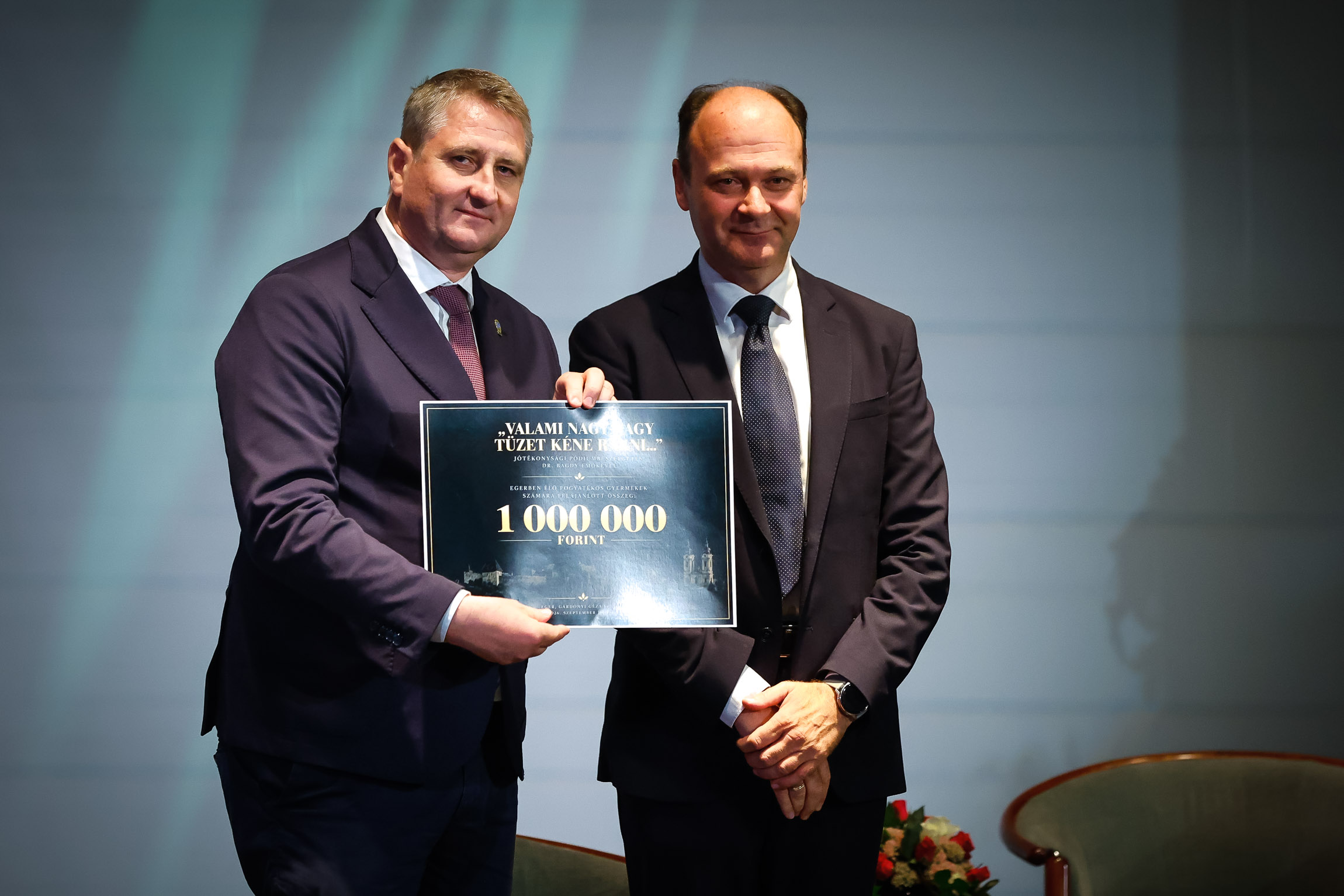 Jótékonysági pódiumbeszélgetés Egerben