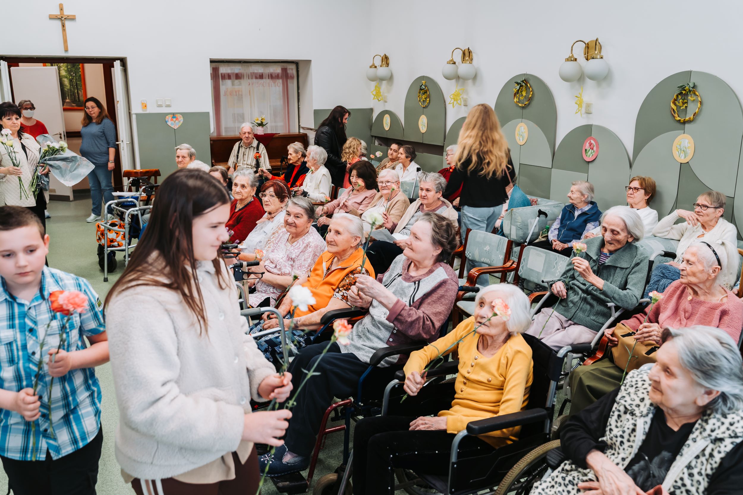 Nőnapi virágosztás a HISZ jóvoltából