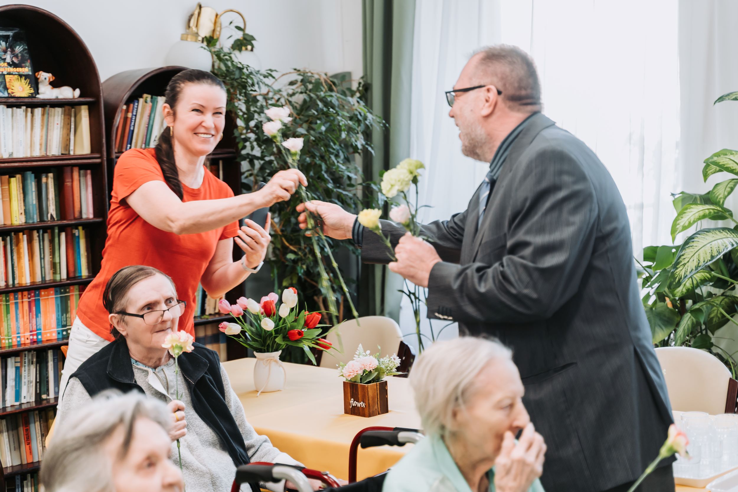Nőnapi virágosztás a HISZ jóvoltából