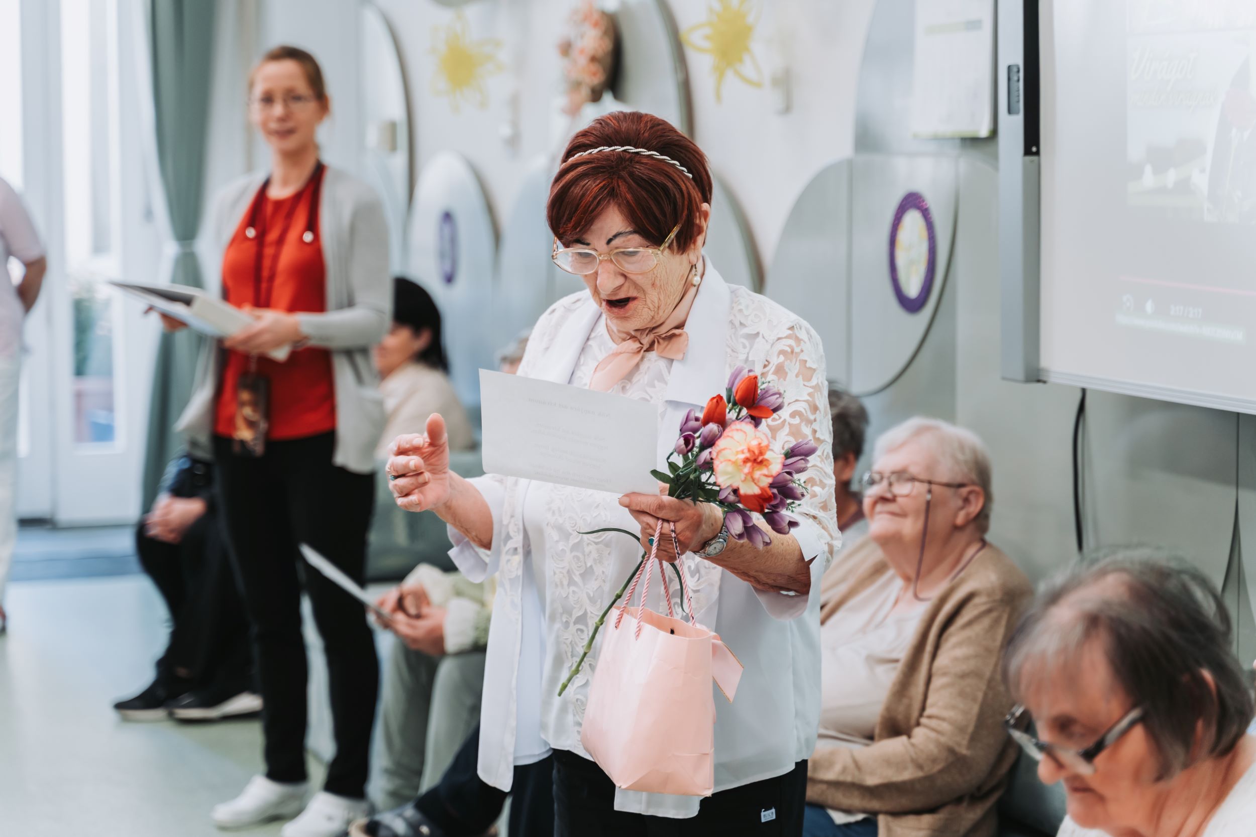 Nőnapi virágosztás a HISZ jóvoltából