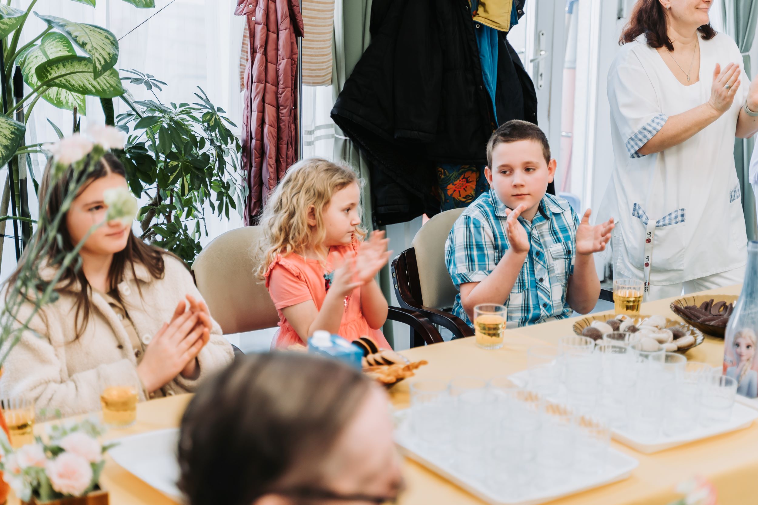 Nőnapi virágosztás a HISZ jóvoltából