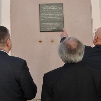 Emléktáblát avatott a Gyöngyösi Hit Gyülekezete