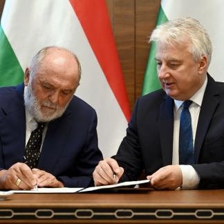 Szerződést kötött a kormány a Hit Gyülekezetével